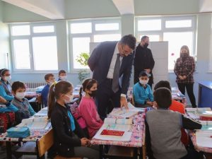 Vali Ali Çelik’ten Şehit Teğmen Ahmet Tarım İlkokuluna ziyaret