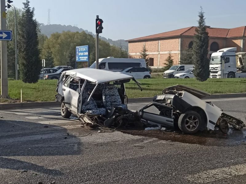 Korkunç Kaza: Araç Ortadan Bölündü