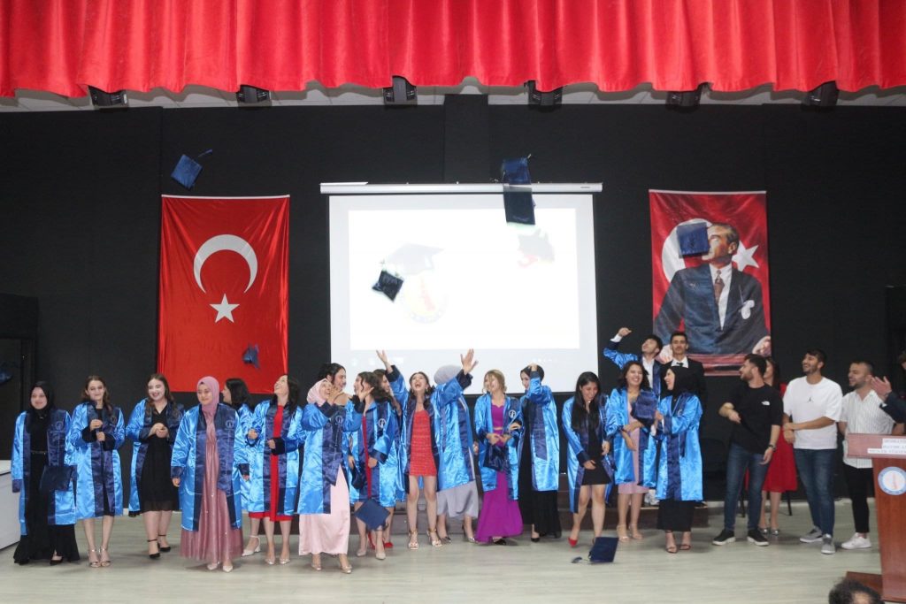 Domaniç Hayme Ana Meslek Yüksek Okulu 2021/2022 Akademik yılı mezuniyet töreninden görüntüler...