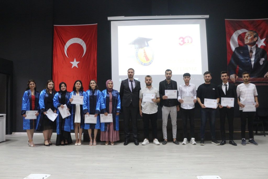 Domaniç Hayme Ana Meslek Yüksek Okulu 2021/2022 Akademik yılı mezuniyet töreninden görüntüler...