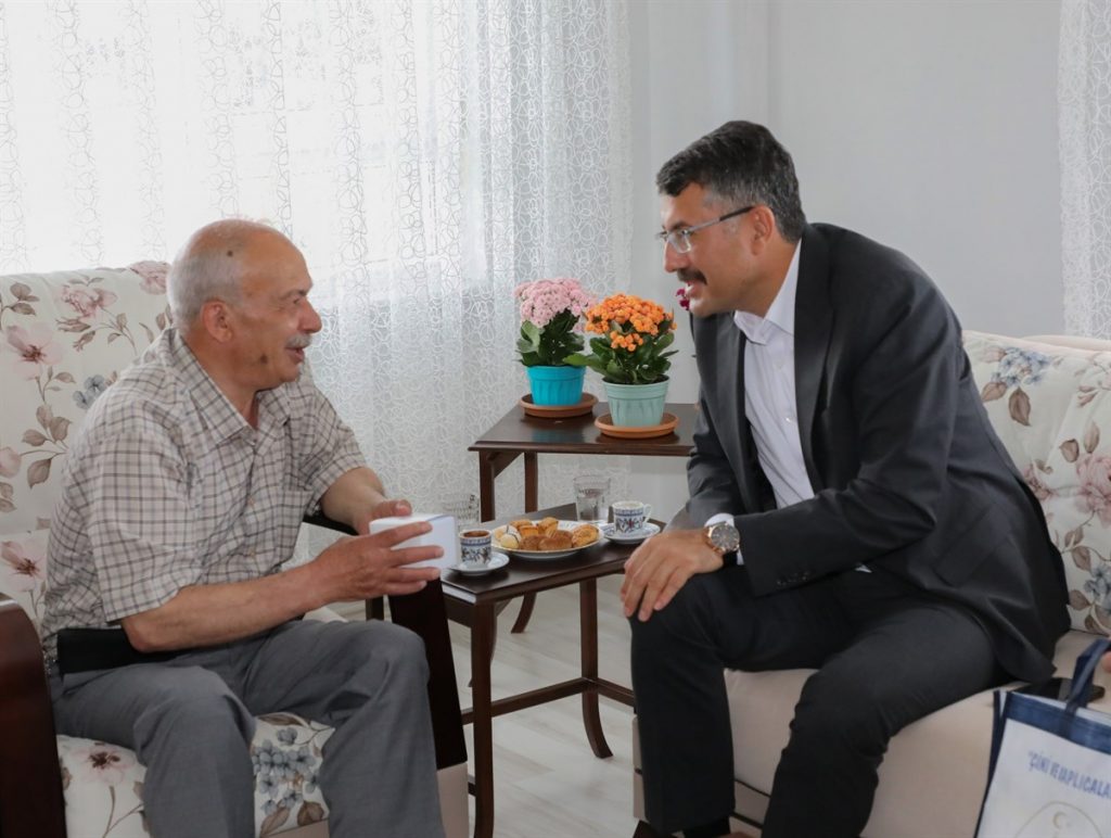 KÜTAHYA VALİSİ ALİ ÇELİK ŞEHİT BABALARINI ZİYARET ETTİ
